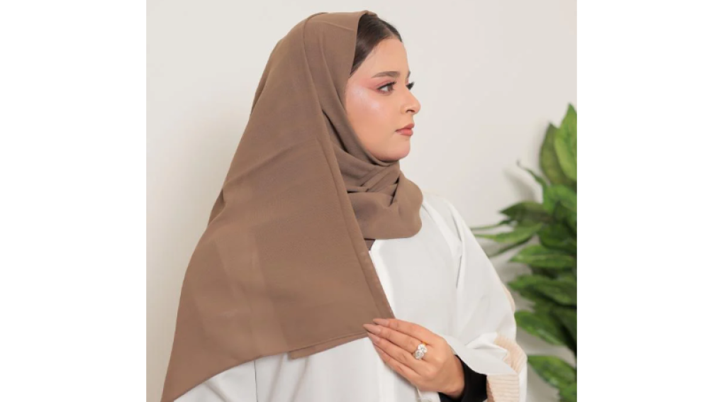 موديلات طرح ملونه ساده للإطلالات اليومية في السعودية