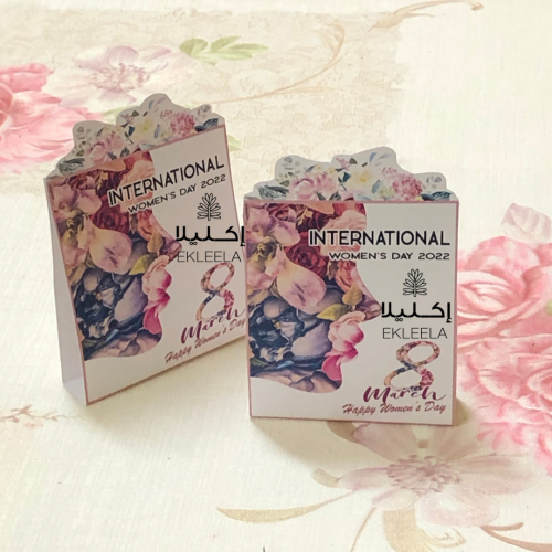 توزيعات بثيم ورقي عن اليوم العالمي للمرأه مع تعبيه ( 12 قطعه )