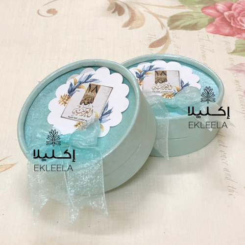 علب كرتونيه شكل دائري مع ثيم اليوم العالمي للغه العربيه  ( 12 علبه )