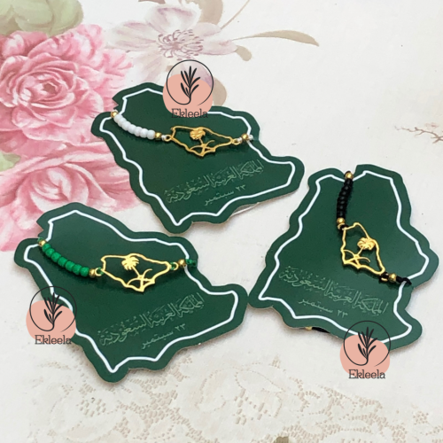 توزيعات اساور  مع ثيم ورقي عن اليوم الوطني نحلم ونحقق  ( 12 قطعه )