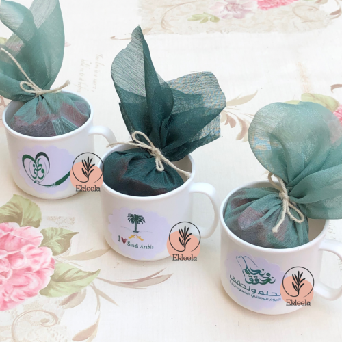 توزيعات اكواب بلاستيكيه مع تعبيه بثيم اليوم الوطني نحلم ونحقق ( 12 كوب )