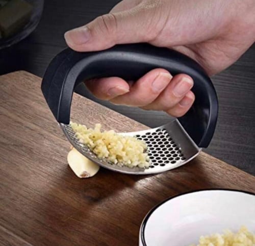 مفرمة ثوم يدويه /هراسة ثوم / فرامه / اداة هرس ثوم يدوي /فرامة خضار يدويه حجم صغير ( قطعه واحده )