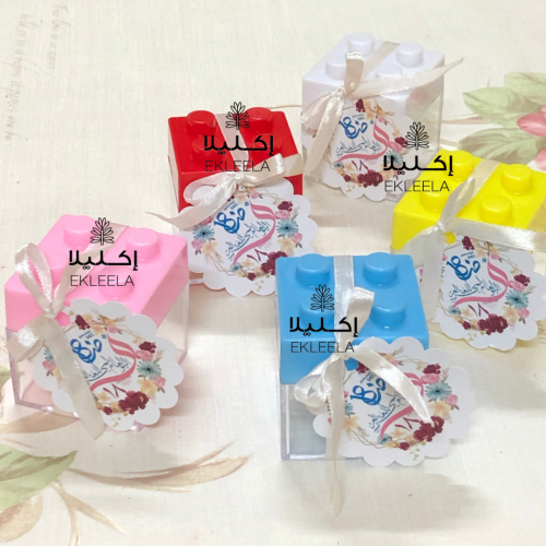 علب توزيعات اكليريك ملونه حجم صغير مع ثيم اليوم العالمي للغه العربيه  ( 12 علبه )