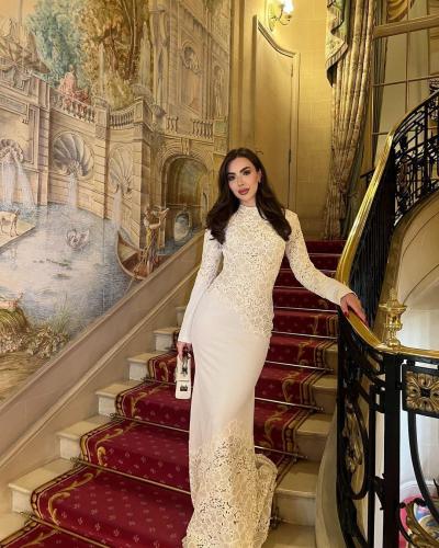 فستان بيرلا كم طويل دانتيل كريب مطرز بالترتر