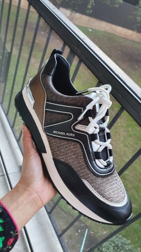 جزمة ماركة مايكل كورس