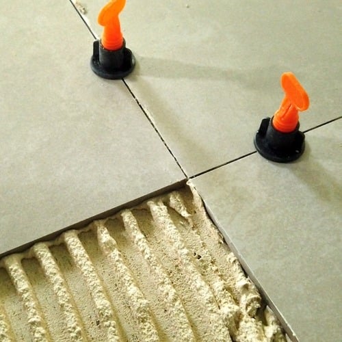 معدات وأدوات تركيب البلاط