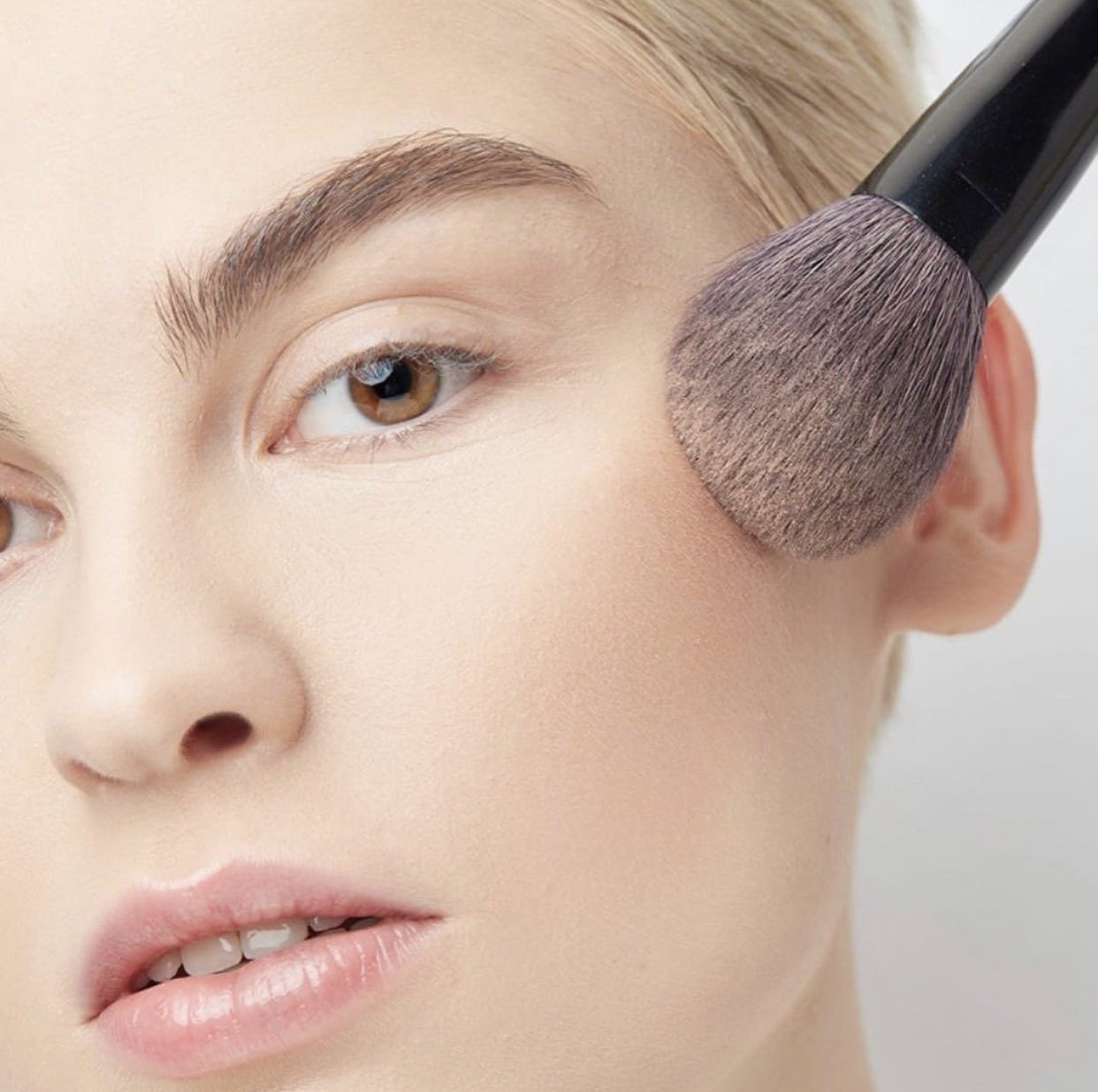 الفرش وأدوات المكياج