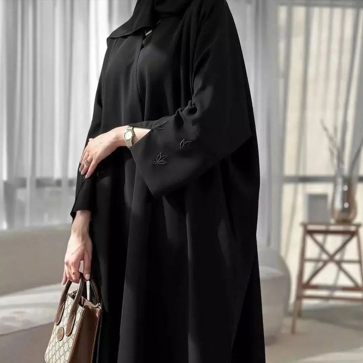  عباياتنا ليست مجرد أزياء، بل تعبير عن هوية وأناقة المرأة الخليجية 