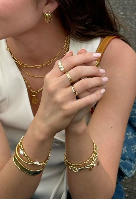 أناقة متكاملة من الفستان إلى القلادة