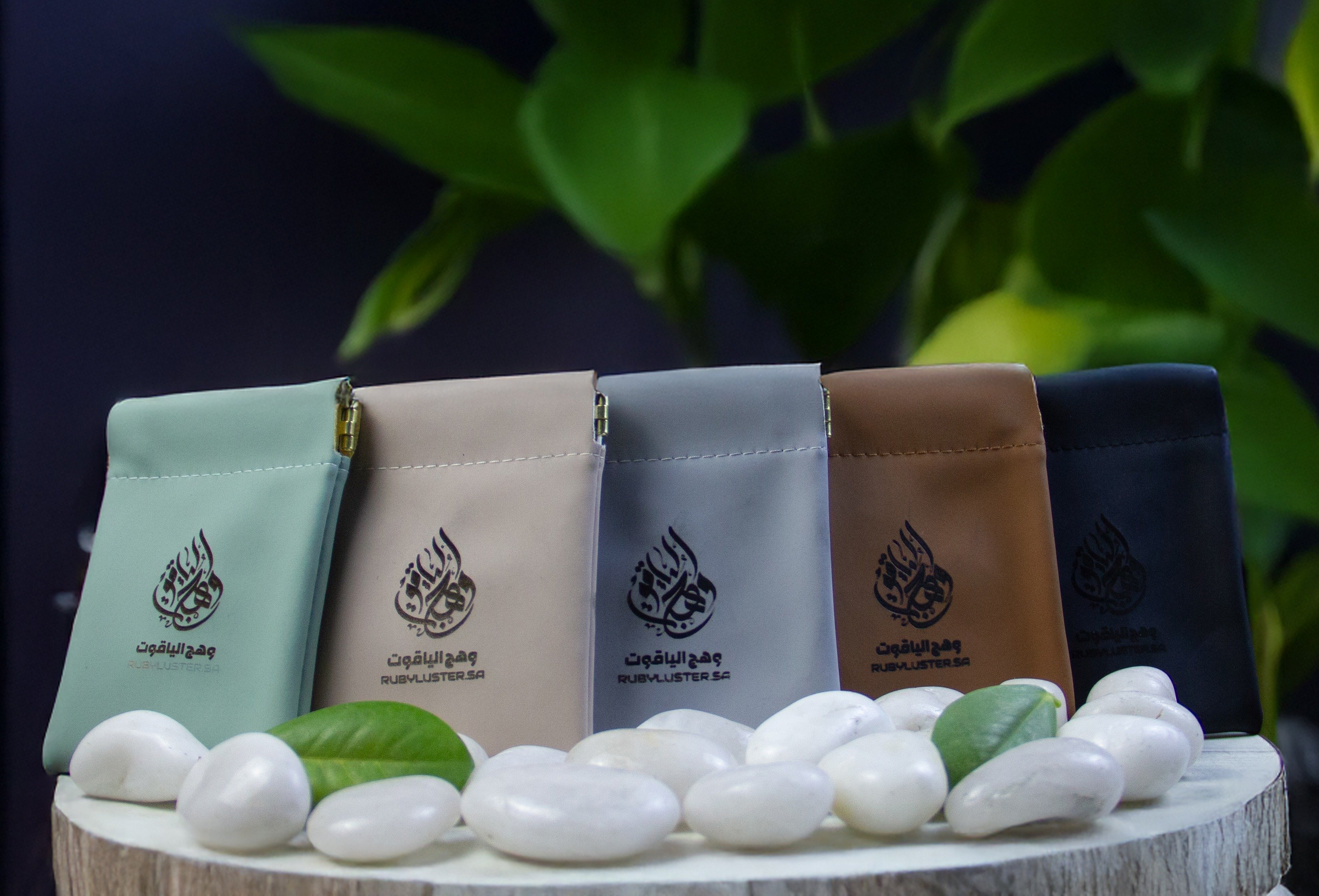 نقدم لكم محافظ جلدية مميزه مع كل منتج