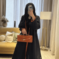 عبايات سوداء