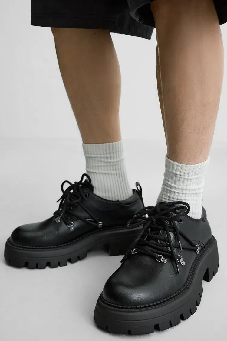 أحذية جلدية متينة