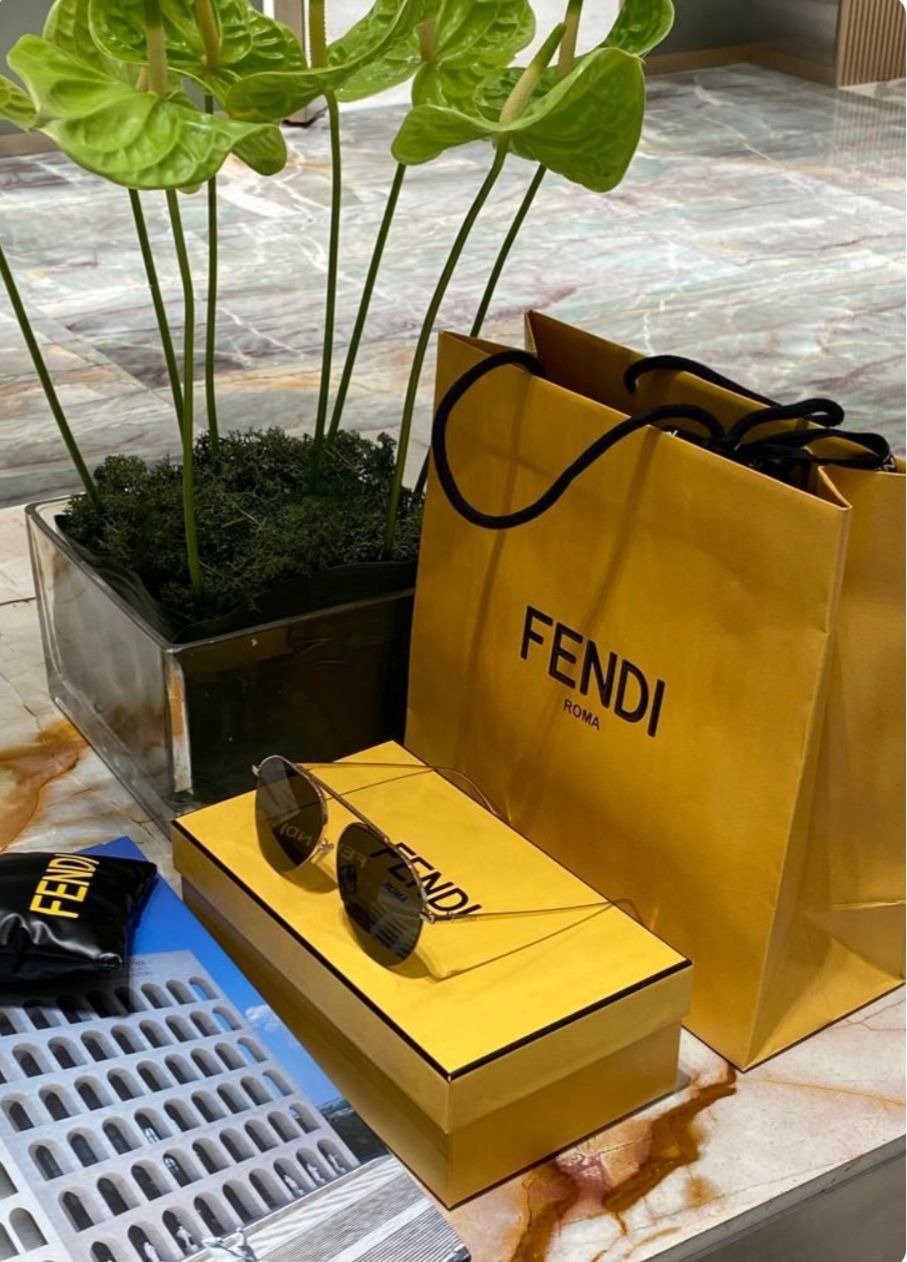 امرأة تمشي على الشاطئ