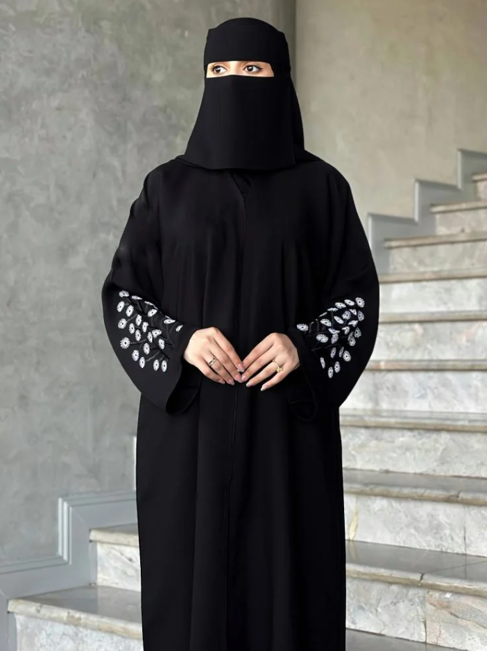 عبايات تجمع بين الحشمة والأناقة.