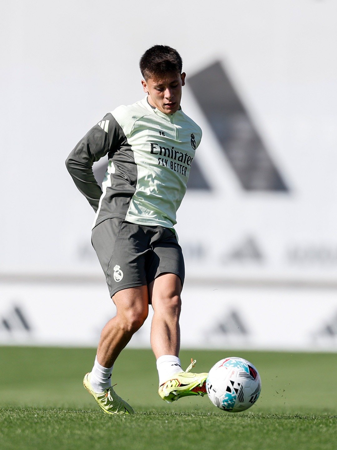 اطقم التدريب الشتوية