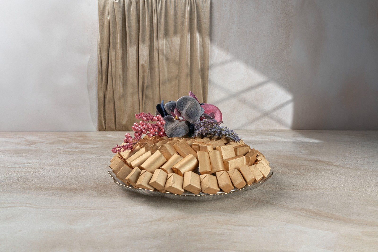 Collection of Belgian chocolate glass plate (strawberry cheesecake, pomegranate cheesecake, wafer, caramel, feuilletine) - 1020 Gram