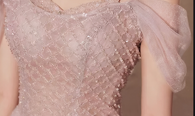 فساتين مصمّمة لتمنحكِ حضورًا لا يُنسى