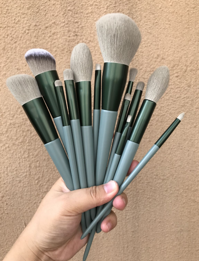 الفرش و أدوات المكياج