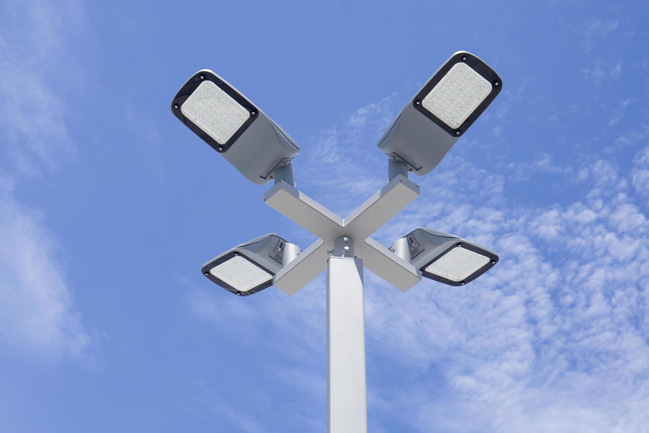 كشافات البلديات والمشاريع بالطاقه الشمسية