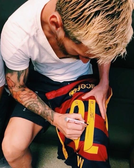 تدور تيشيرت فيه لمسة من لاعبك المفضل؟