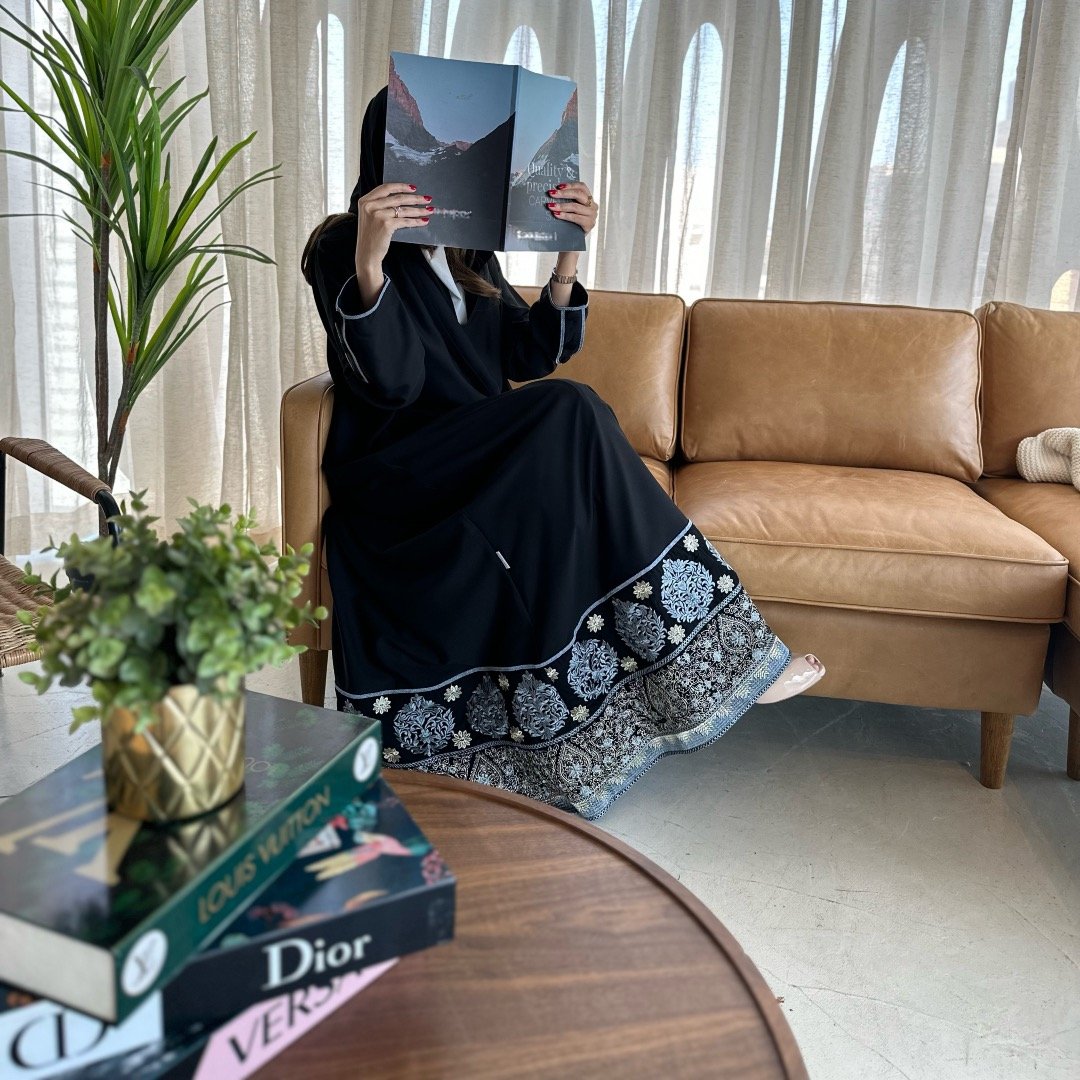 العبايات السوداء
