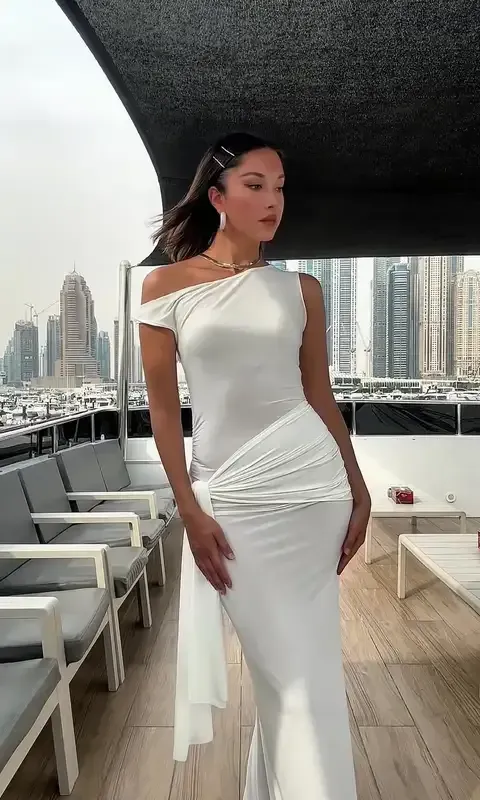 جميلة في الأبيض