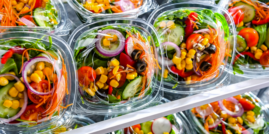 علب بلاستيكية شفافة