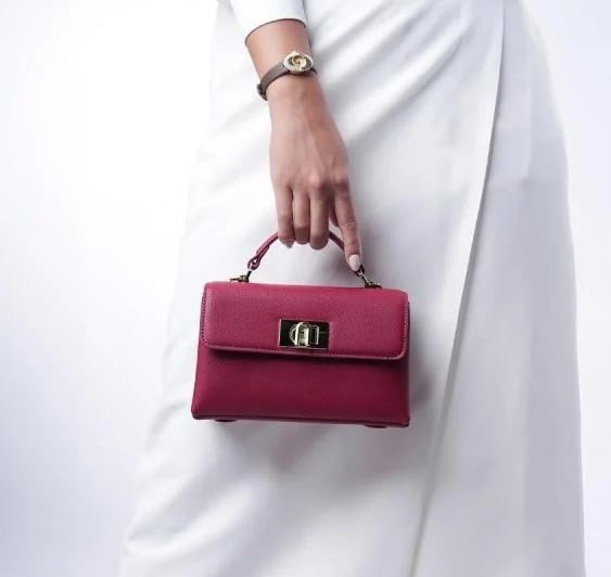 محافظ وشنط نسائية