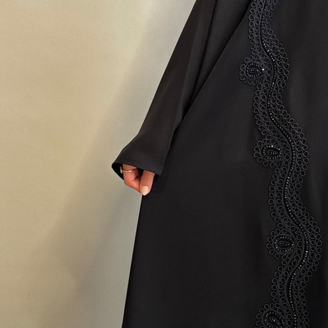 عبايات سوداء