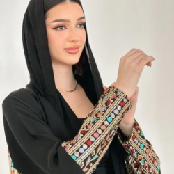 عبايات سوداء