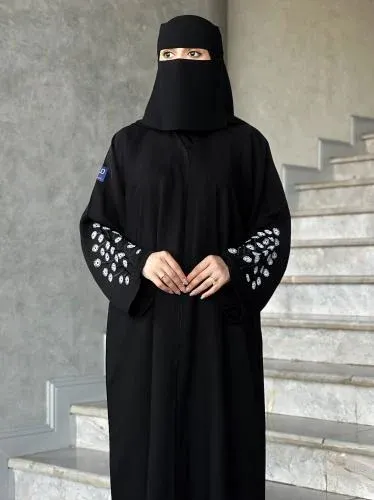  ضوء القمر للعبايات  حيث تلتقي الأناقة بالحشمة 