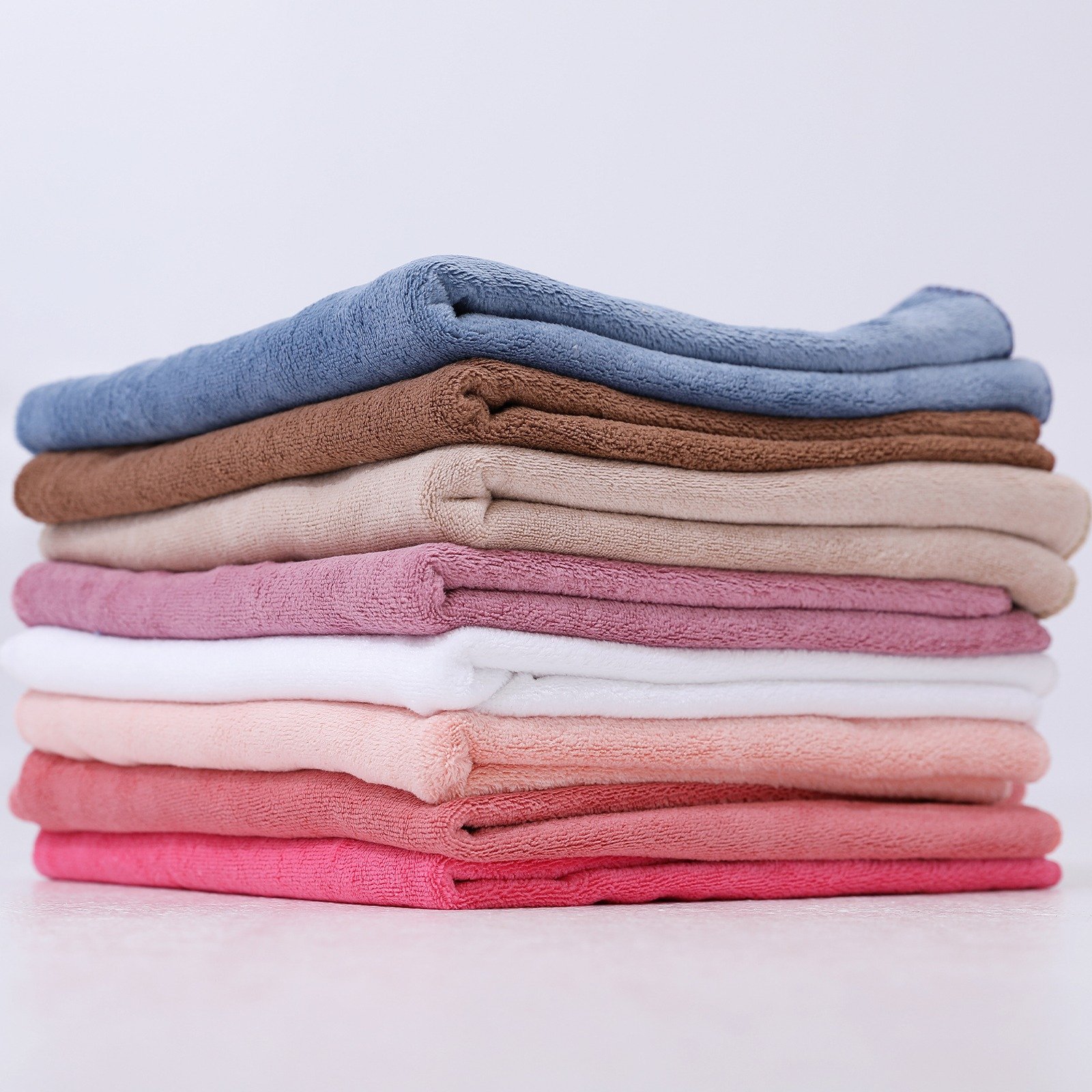 مناشف بألوان متعددة