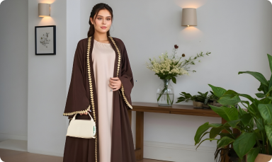 كوني في قمة الأناقة مع فستاننا الفاخر