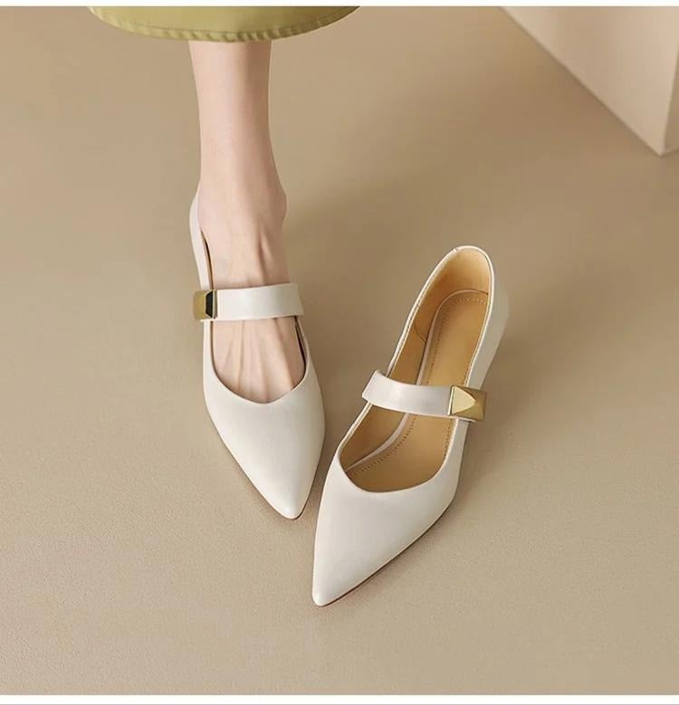 تشكيلة متنوعة من الأحذية