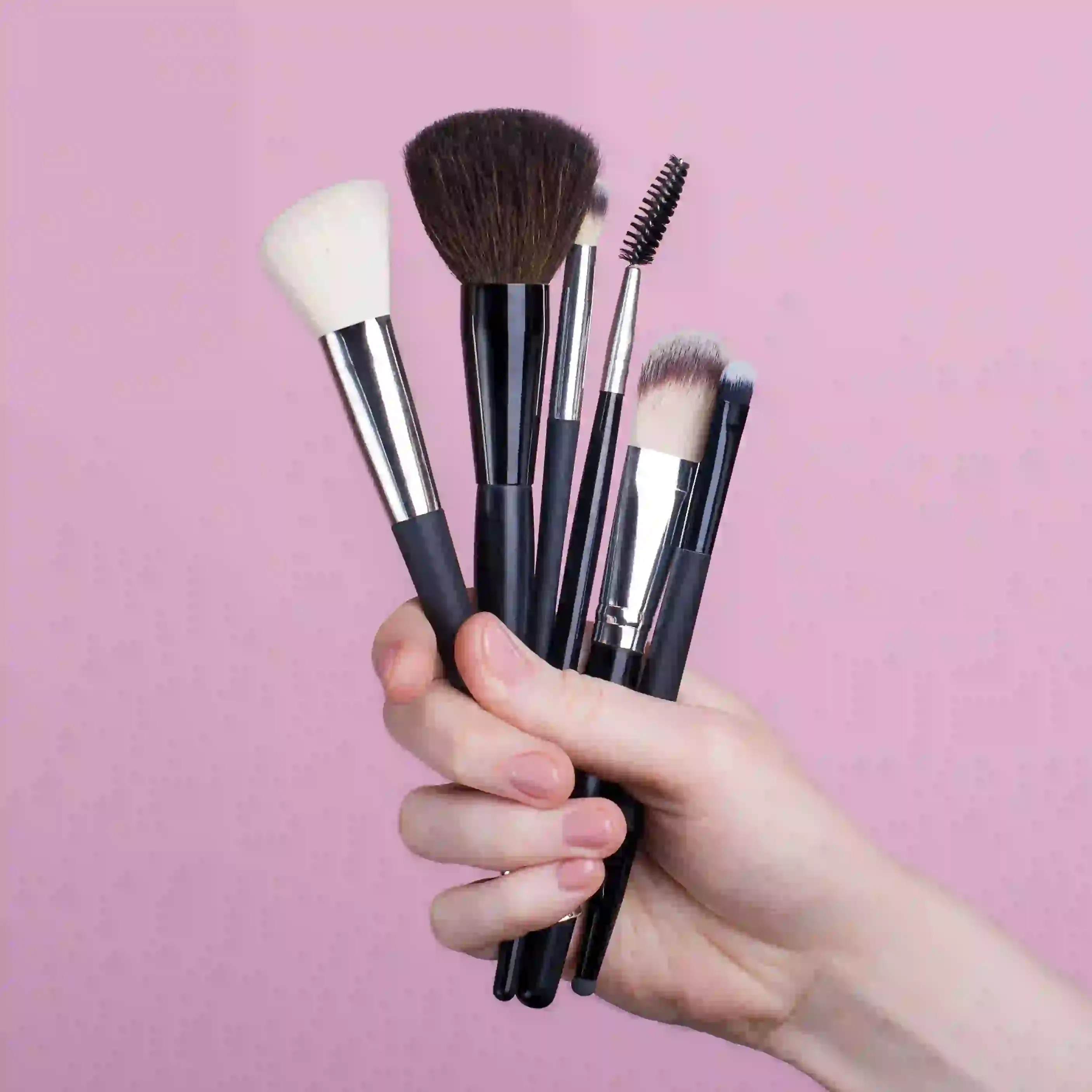 أدوات وفرش المكياج