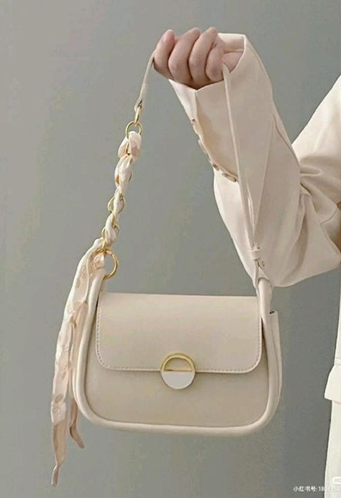 أناقة متكاملة من الفستان إلى القلادة