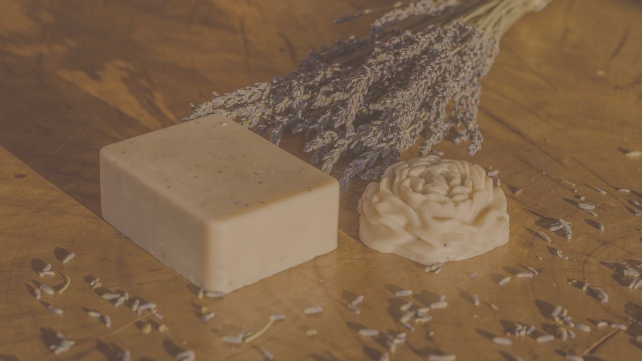 تركيبات طبيعية <br> غنية بالزيوت والعطور