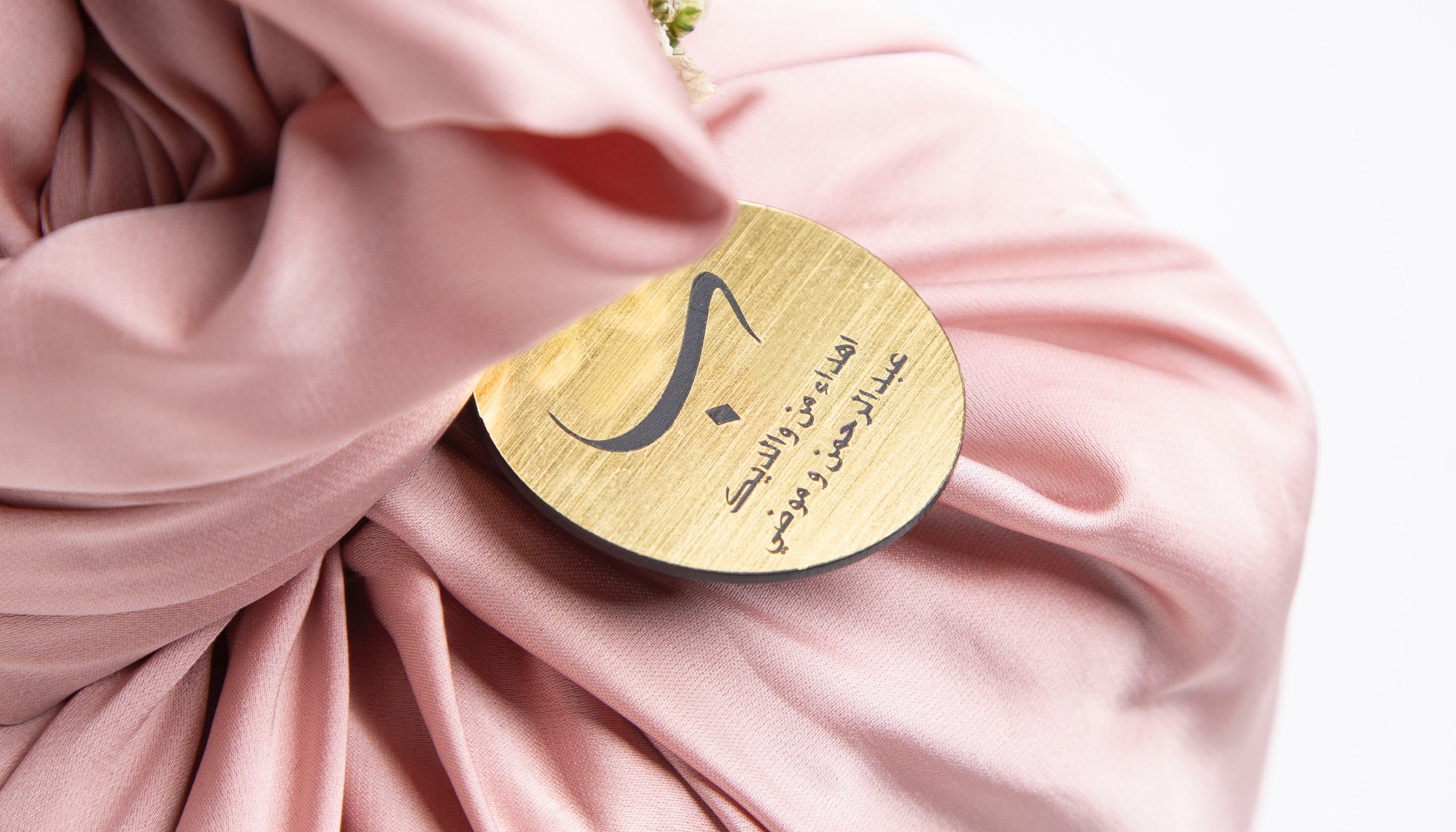 البروشات والتاقات