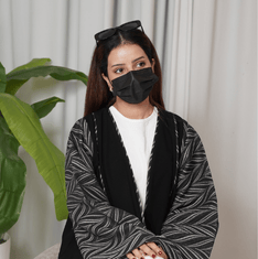 عبايات سوداء