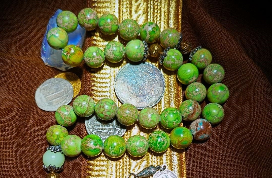 مسبحة الأحجار الكريمة