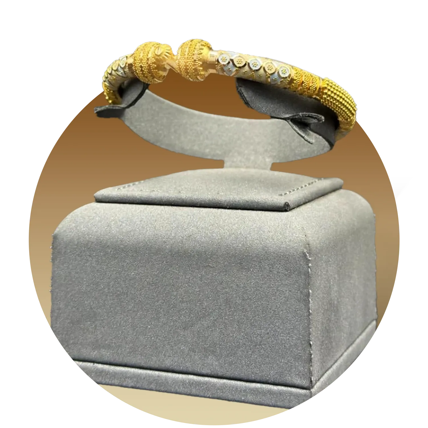 اساور واقفة