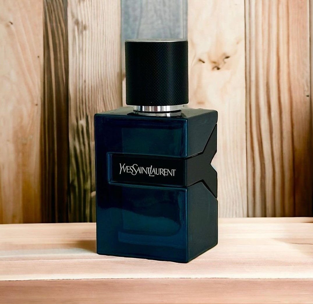 امرأة تقف على الشاطئ