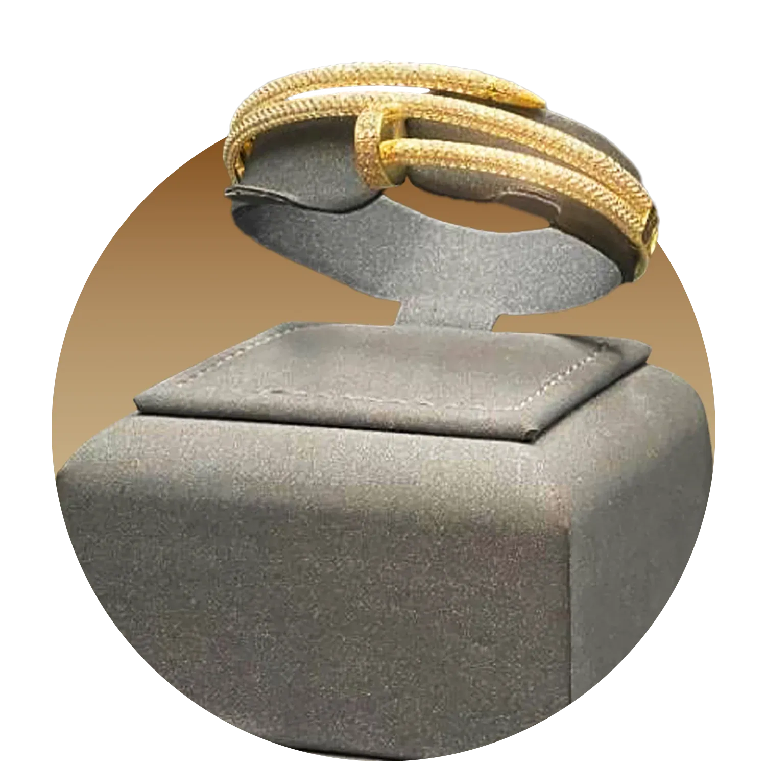 اساور واقفة