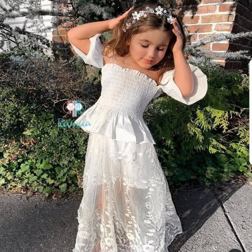 بلوزة و تنورة انيقه من الدانتيل مع شورت ثابت بها