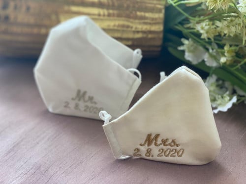 كمامة مطرزه مع تاريخ المناسبة (بالحبة) Mr&Mrs