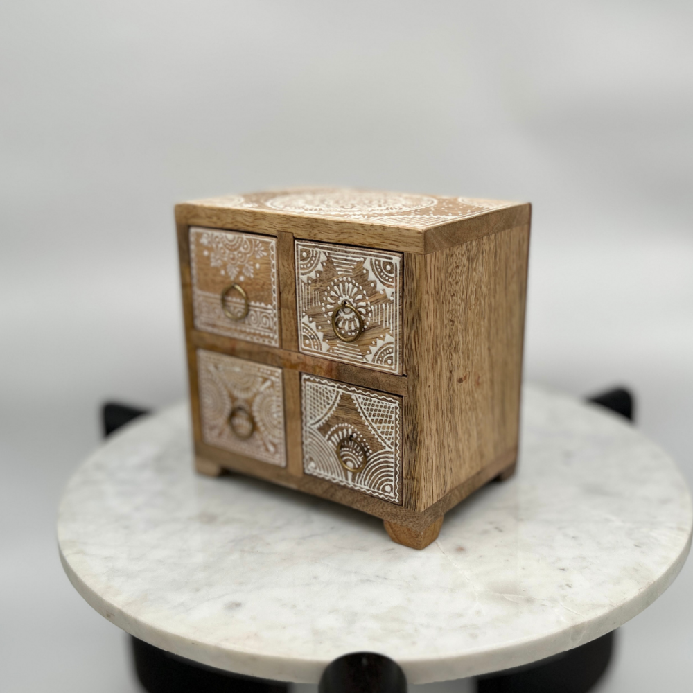 منظم أدراج خشبي بأربعة أدراج ونقوش كلاسيكية بيضاء - ادراج خشبيه صغيرة