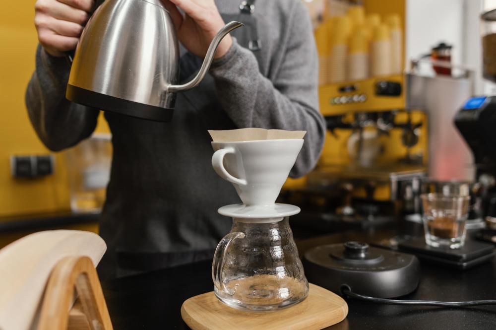 أسرار تحضير القهوة المختصة في المنزل: لماذا يختلف طعم قهوتك عن الكافيهات؟