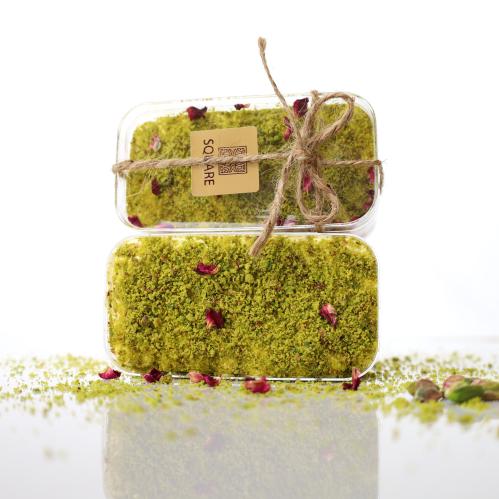 كيكة الفستق بالتوت الأحمر