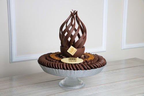 صحن شوكولاتة مكشوفة دور فضي بقاعدة شفافة