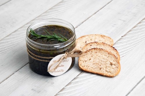 زيتون أسود مطحون بالأعشاب